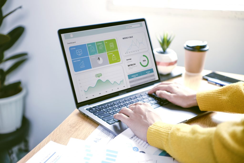 hommes affaires travaillant dans finances comptabilite analysent finances scaled